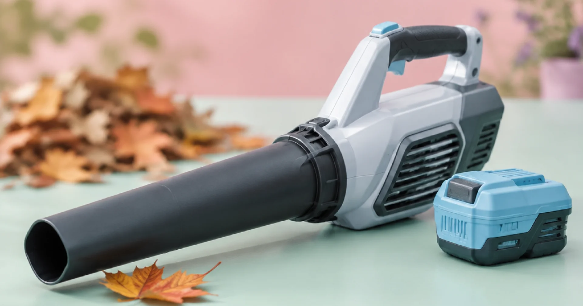 Souffleur à batterie au jardin : ce qu'il faut savoir avant la saison des feuilles