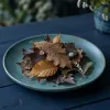Feuilles mortes au jardin : les laisser au sol, vrai geste écologique ou simple paresse ?