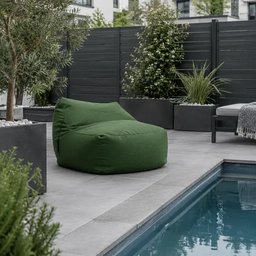 Aménager un coin détente avec un pouf extérieur pour piscine dans un jardin urbain
