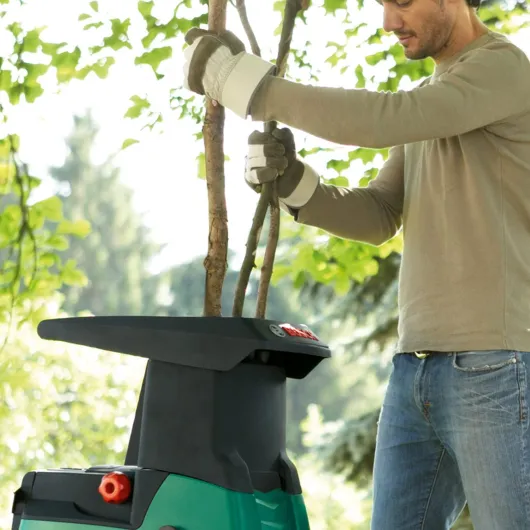 Broyeur silencieux Automatique Bosch - AXT 22 D (2200 W, débit de matériau environ 175 kg/h, capacité de coupe Ø 38 mm, dans boîte carton) Vert Aqua Green AXT 22 D I Broyeur silencieux AXT 22 D I Broyeur silencieux