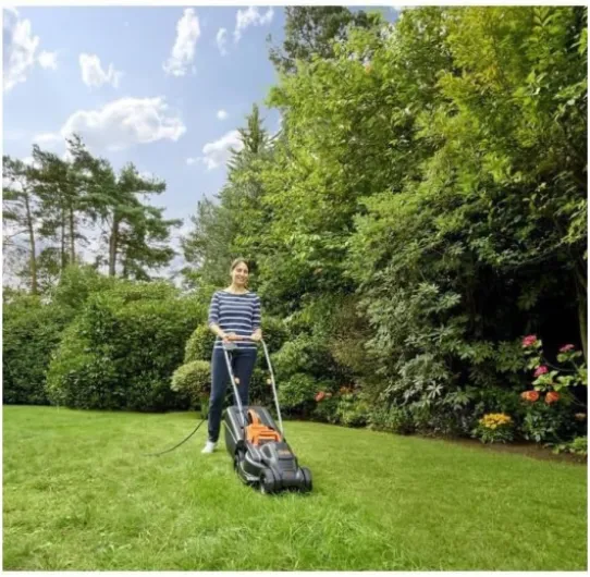 BLACK+DECKER Tondeuse à Gazon électrique légère de 1000 W de 32 cm de Large avec 3 hauteurs réglables et récupérateur d'herbe de 30 L, BEMW351-QS Unique