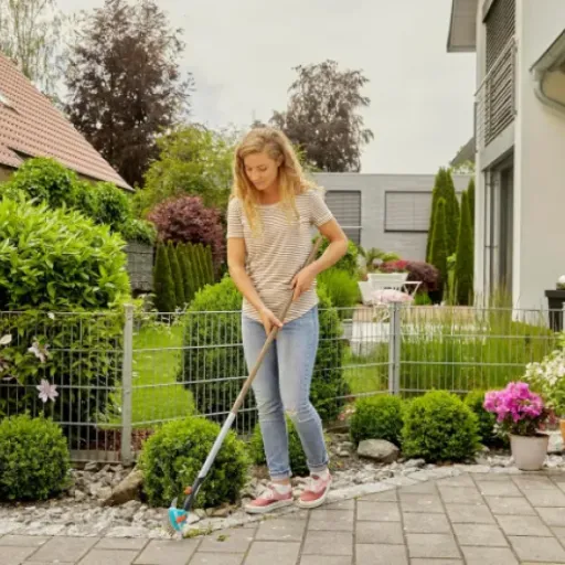 Test Gardena Nettoyant joints combisystem 3-en-1 : l’outil qui simplifie (un peu) la corvée des mauvaises herbes entre les dalles