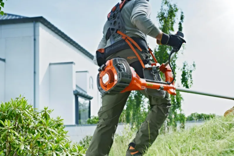 Débroussailleuse à Essence Husqvarna 135R avec poignée en Forme de Cornes de Taureau – Moteur X-Torq® de 34,6 cm3, Largeur de Coupe de 47 cm, Comprend Fil de Coupe, Lame à Herbe et Double Harnais