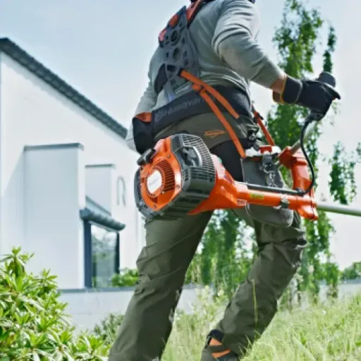 Test Husqvarna 135R : une débroussailleuse thermique sérieuse pour gros jardin