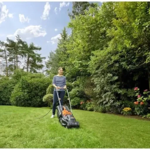 Test BLACK+DECKER BEMW351-QS : la petite tondeuse légère pour petits jardins